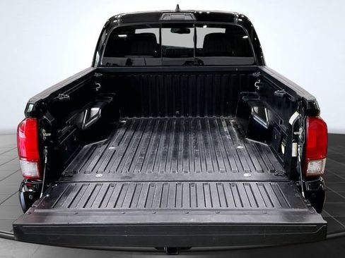 Used 2017 Toyota Tacoma TRD Off-Road AWD/4WD image 5