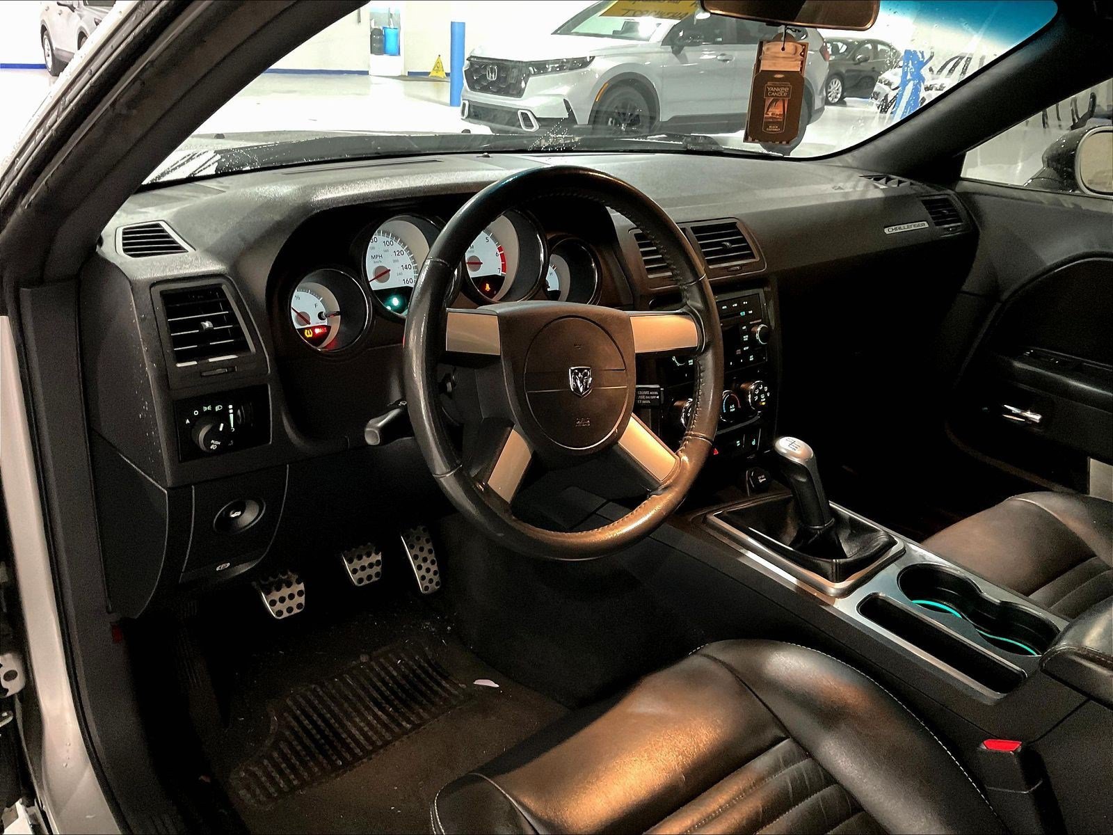 Used 2010 Dodge Challenger R/T RWD image 4