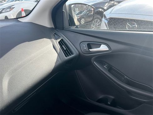 Used 2018 Ford Focus SE w/ SE Appearance Package image 20