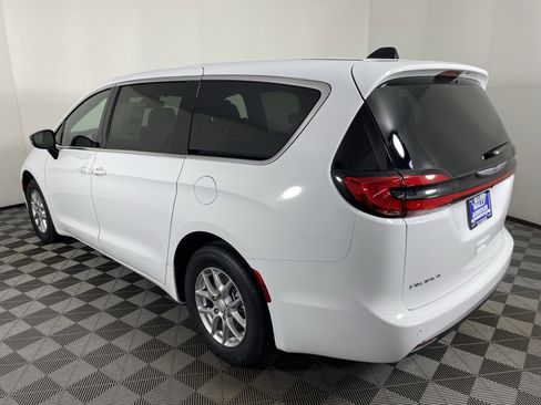 New 2026 Chrysler Pacifica Select FWD image 9