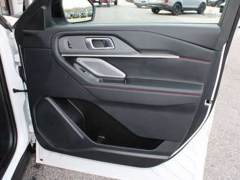 Used 2025 Ford Explorer ST image 18