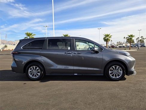 Used 2025 Toyota Sienna XLE image 3
