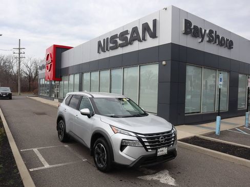 Certified 2025 Nissan Rogue SV AWD/4WD image 2