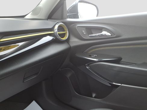 Certified 2025 Chevrolet Trax ACTIV w/ Sunroof Package FWD image 23