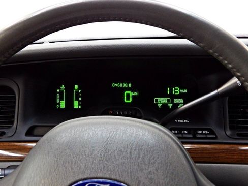 Used 2003 Ford Crown Victoria LX RWD image 15