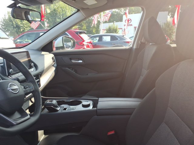 Used 2025 Nissan Rogue SV AWD/4WD image 5