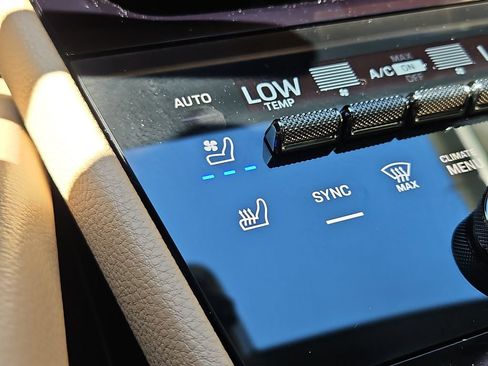 Certified 2025 Porsche Cayenne E-Hybrid AWD/4WD image 25