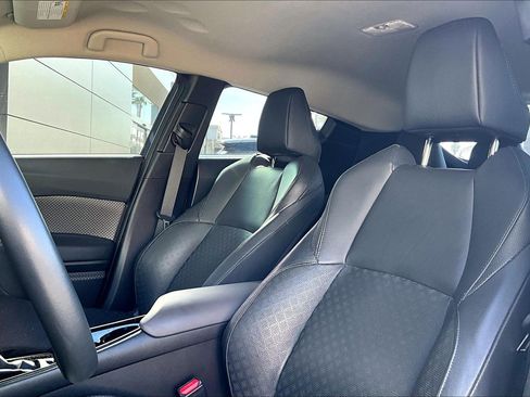 Used 2022 Toyota C-HR XLE image 25