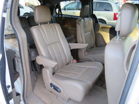 Used 2013 Chrysler Town & Country Touring image 18