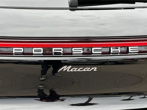 Used 2025 Porsche Macan AWD/4WD image 39