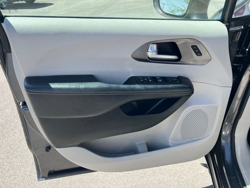 Used 2021 Chrysler Pacifica Touring-L w/ Premium & Safety Sphere Group AWD/4WD image 15