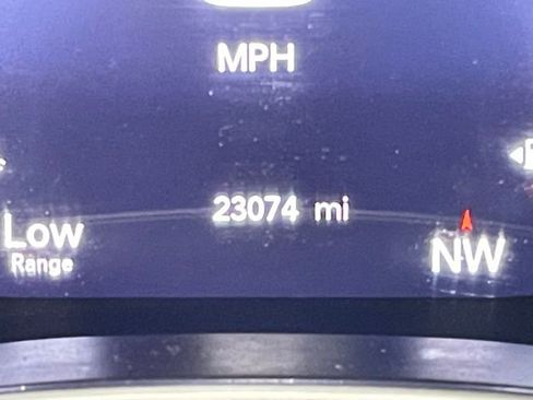 Used 2023 Chrysler Pacifica Limited w/ Uconnect Theater Family Group image 2