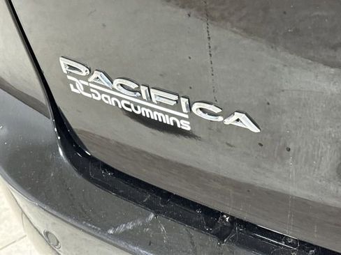 Used 2024 Chrysler Pacifica Touring-L FWD image 25
