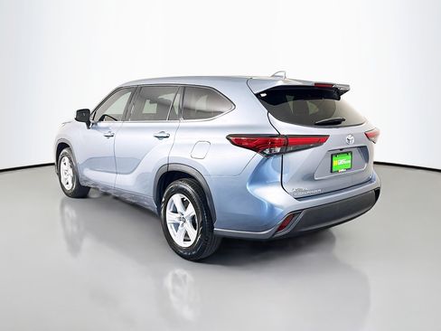 Used 2021 Toyota Highlander LE FWD image 7