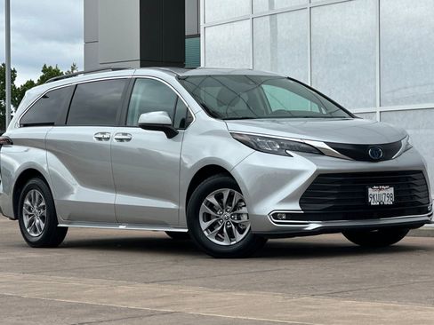 Used 2024 Toyota Sienna XLE FWD image 2