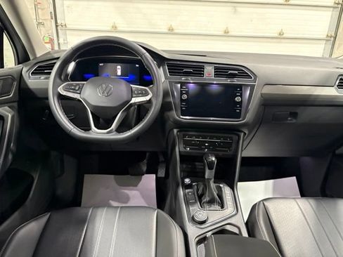 Certified 2022 Volkswagen Tiguan SE w/ Panoramic Sunroof Package AWD/4WD image 15