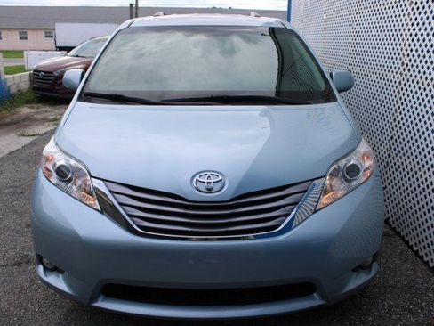Used 2017 Toyota Sienna XLE FWD image 2