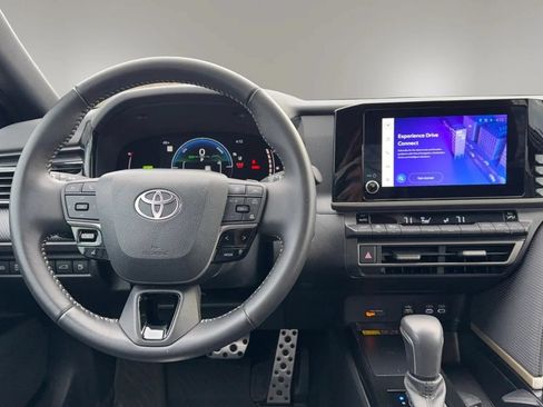 Used 2025 Toyota Camry SE AWD/4WD image 9