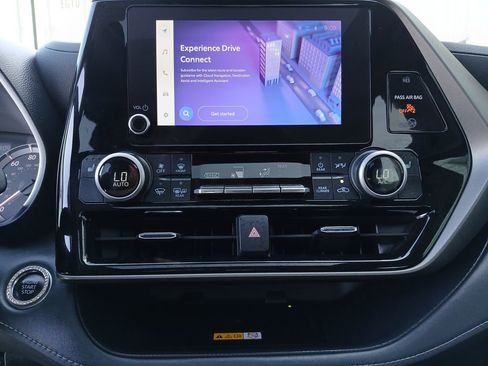 Used 2024 Toyota Highlander XLE FWD image 14