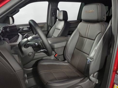 Used 2025 Chevrolet Suburban High Country AWD/4WD image 13