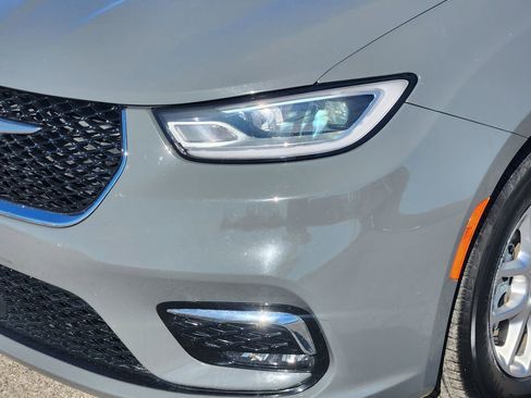 Used 2023 Chrysler Pacifica Touring-L image 10