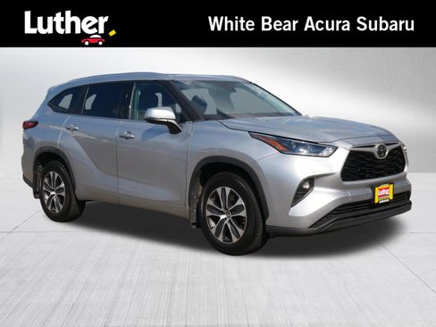 Used 2021 Toyota Highlander XLE AWD/4WD image 1