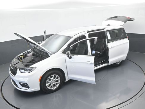 Used 2025 Chrysler Pacifica Select FWD image 59
