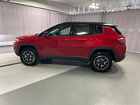 Used 2025 Jeep Compass Trailhawk w/ Trailhawk Elite Group AWD/4WD image 4