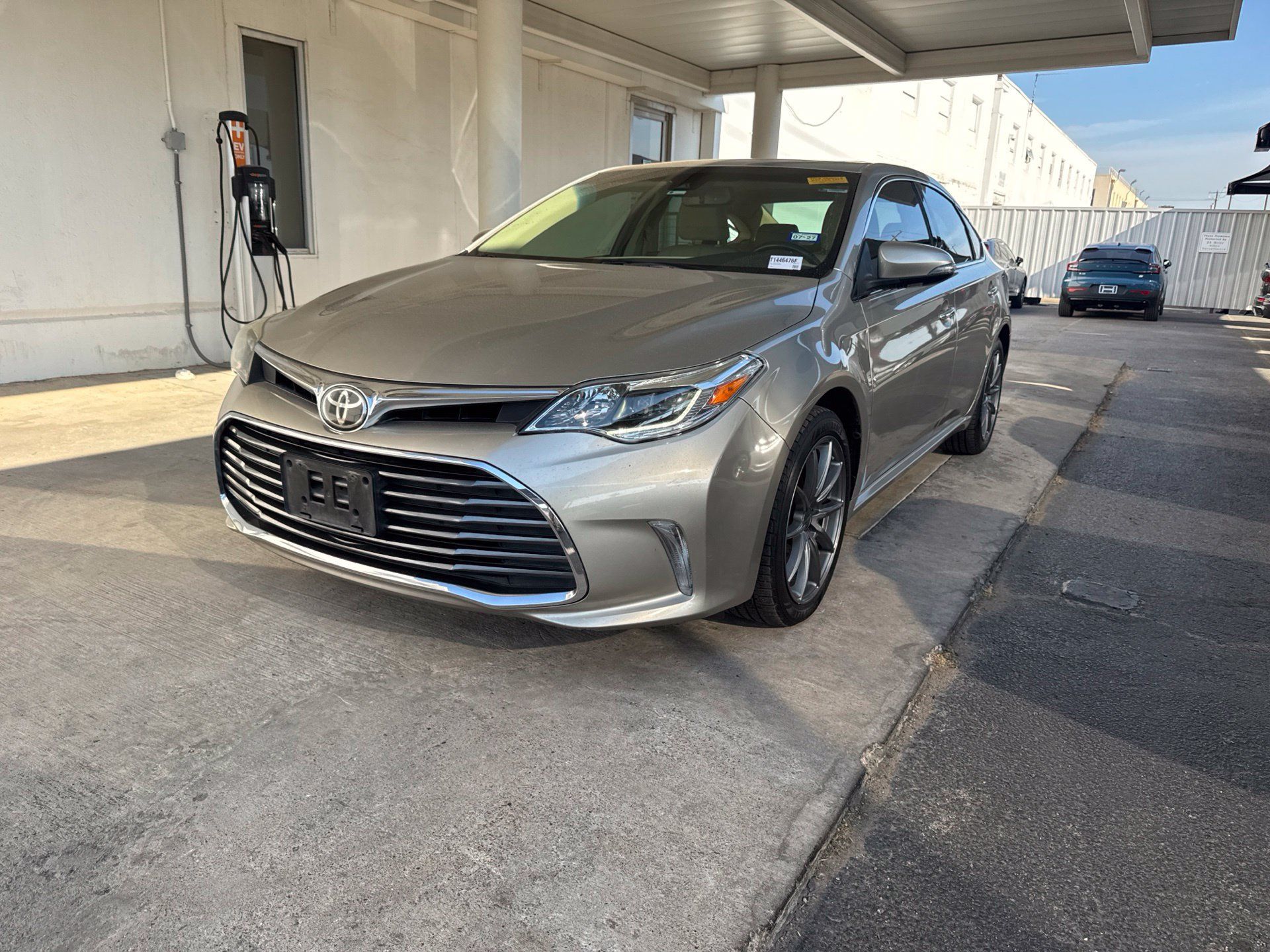 Used 2017 Toyota Avalon Limited FWD image 1