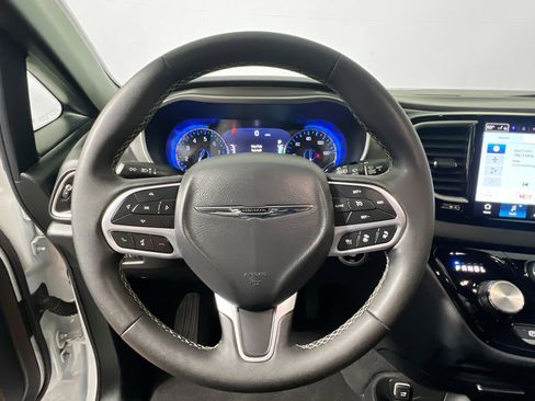 Used 2025 Chrysler Pacifica Select image 17