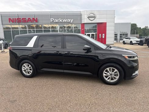 Used 2022 Kia Carnival LX FWD image 1