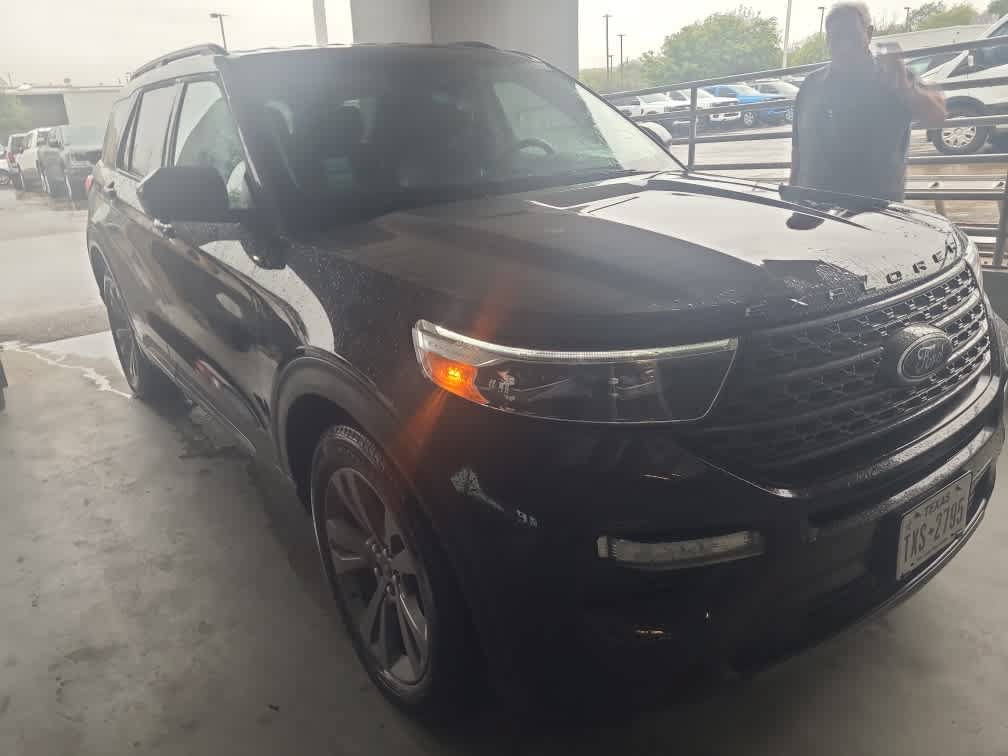 Used 2024 Ford Explorer XLT w/ Equipment Group 202A RWD image 2