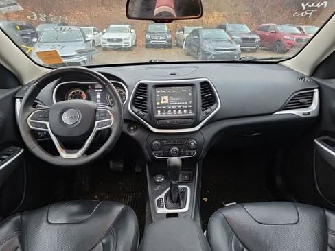 Used 2017 Jeep Cherokee Overland image 4