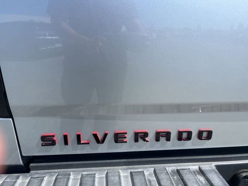 Used 2018 Chevrolet Silverado 1500 LTZ Z71 w/ Redline Edition image 11