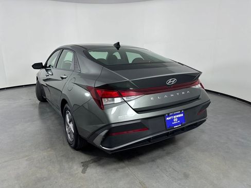 Certified 2025 Hyundai Elantra SE image 3