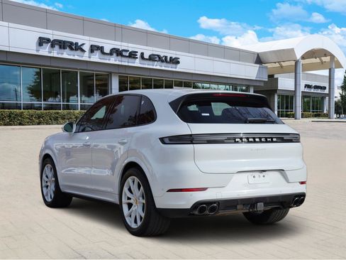 Used 2024 Porsche Cayenne image 4