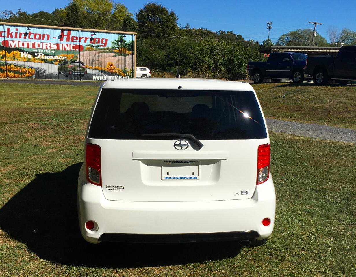 Used 2014 Scion xB FWD image 5