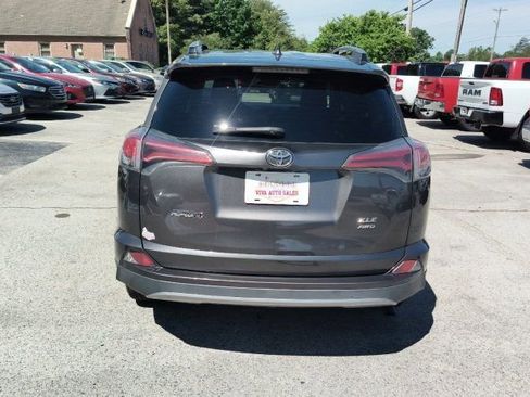 Used 2017 Toyota RAV4 XLE AWD/4WD image 4