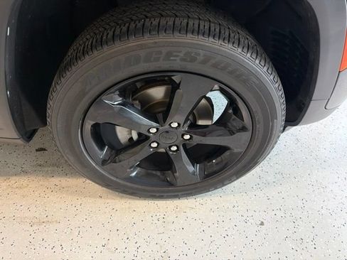 Used 2023 Jeep Grand Cherokee Altitude AWD/4WD image 10