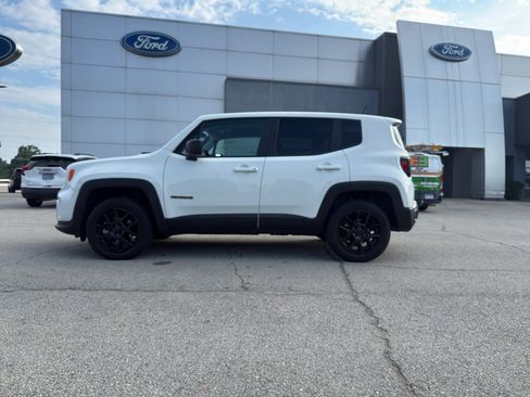 Used 2023 Jeep Renegade Latitude AWD/4WD image 2