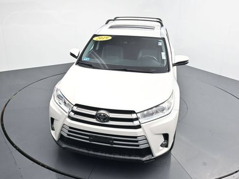 Used 2019 Toyota Highlander XLE AWD/4WD image 25
