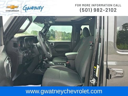 Used 2025 Jeep Wrangler Unlimited Rubicon w/ Convenience Group AWD/4WD image 22