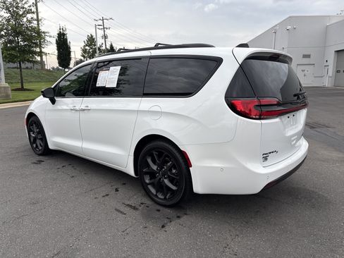 Used 2023 Chrysler Pacifica Limited w/ Uconnect Theater Family Group FWD image 7