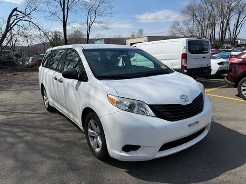 Used 2017 Toyota Sienna L image 7