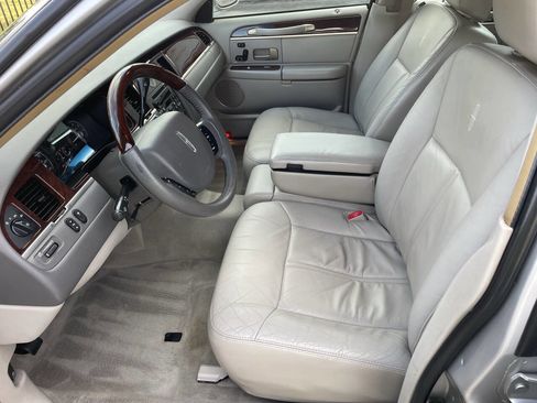 Used 2006 Lincoln Town Car Signature Limited image 11