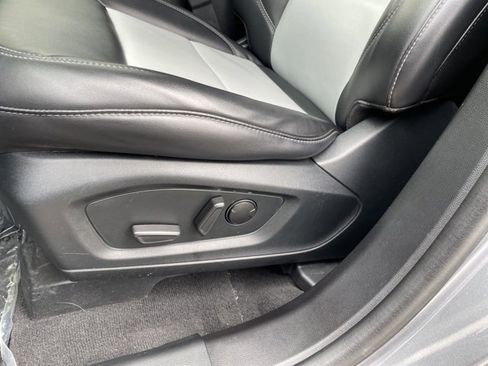 Used 2022 Ford Explorer XLT w/ Equipment Group 202A image 9