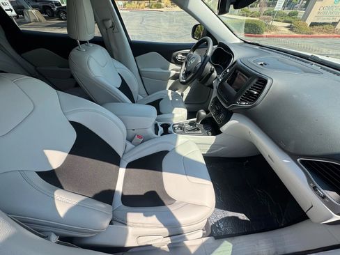 Used 2020 Jeep Cherokee Latitude Plus w/ Comfort/Convenience Group image 13