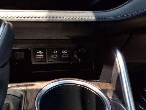 Used 2023 Toyota Highlander Platinum FWD image 11