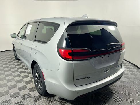 Used 2022 Chrysler Pacifica Limited w/ Uconnect Theater Family Group FWD image 5