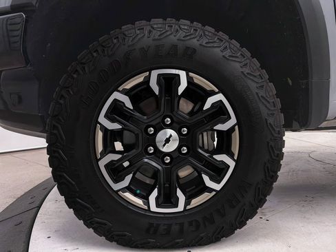 Used 2025 Chevrolet Silverado 1500 ZR2 w/ Technology Package AWD/4WD image 14
